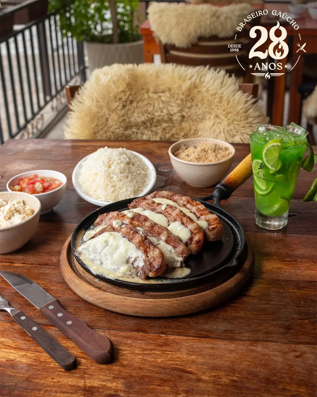Linguiça gratinada na chapa com arroz, farofa, vinagrete e caipirinha na varanda do Braseiro