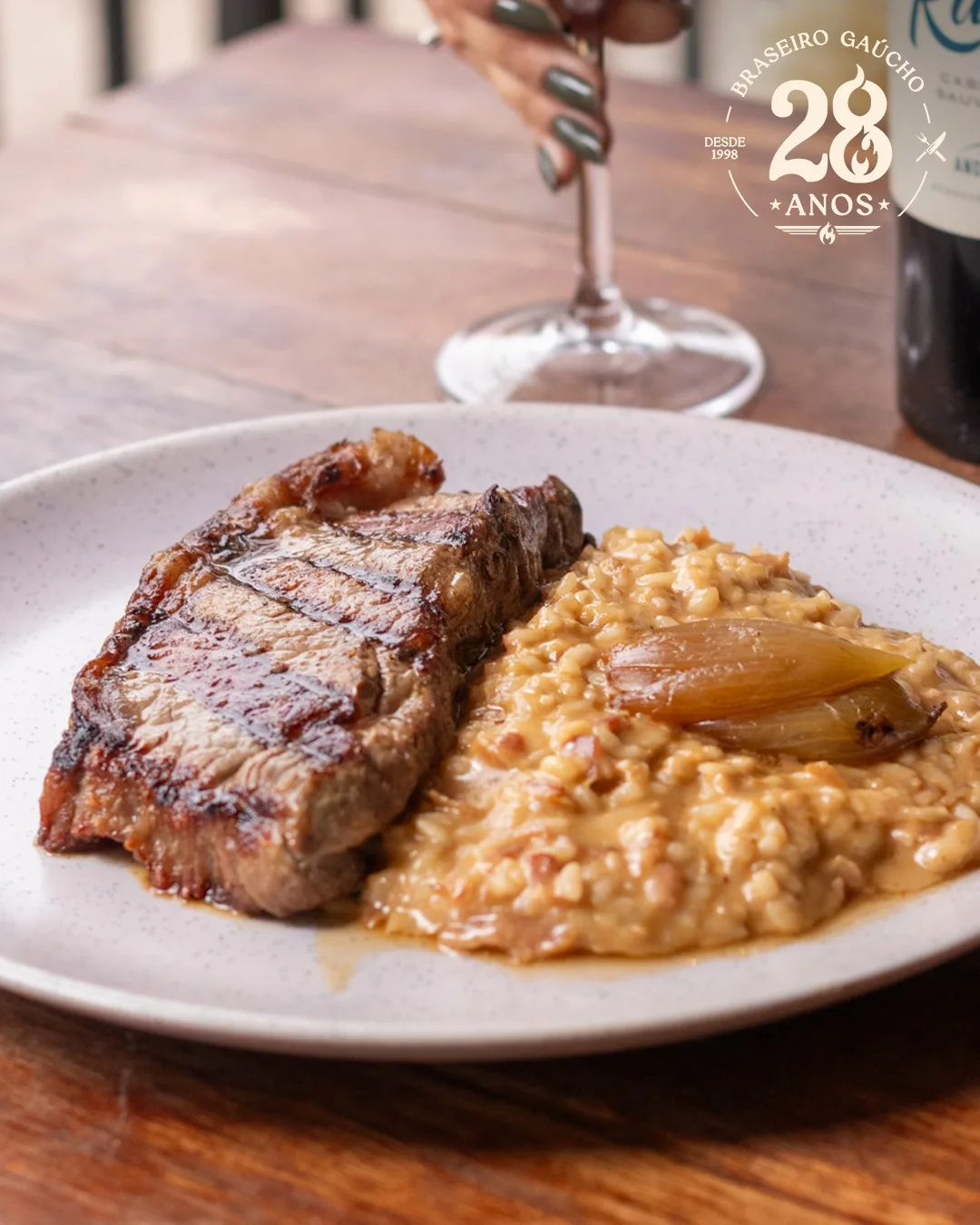 Bife grelhado com risoto servido à mesa