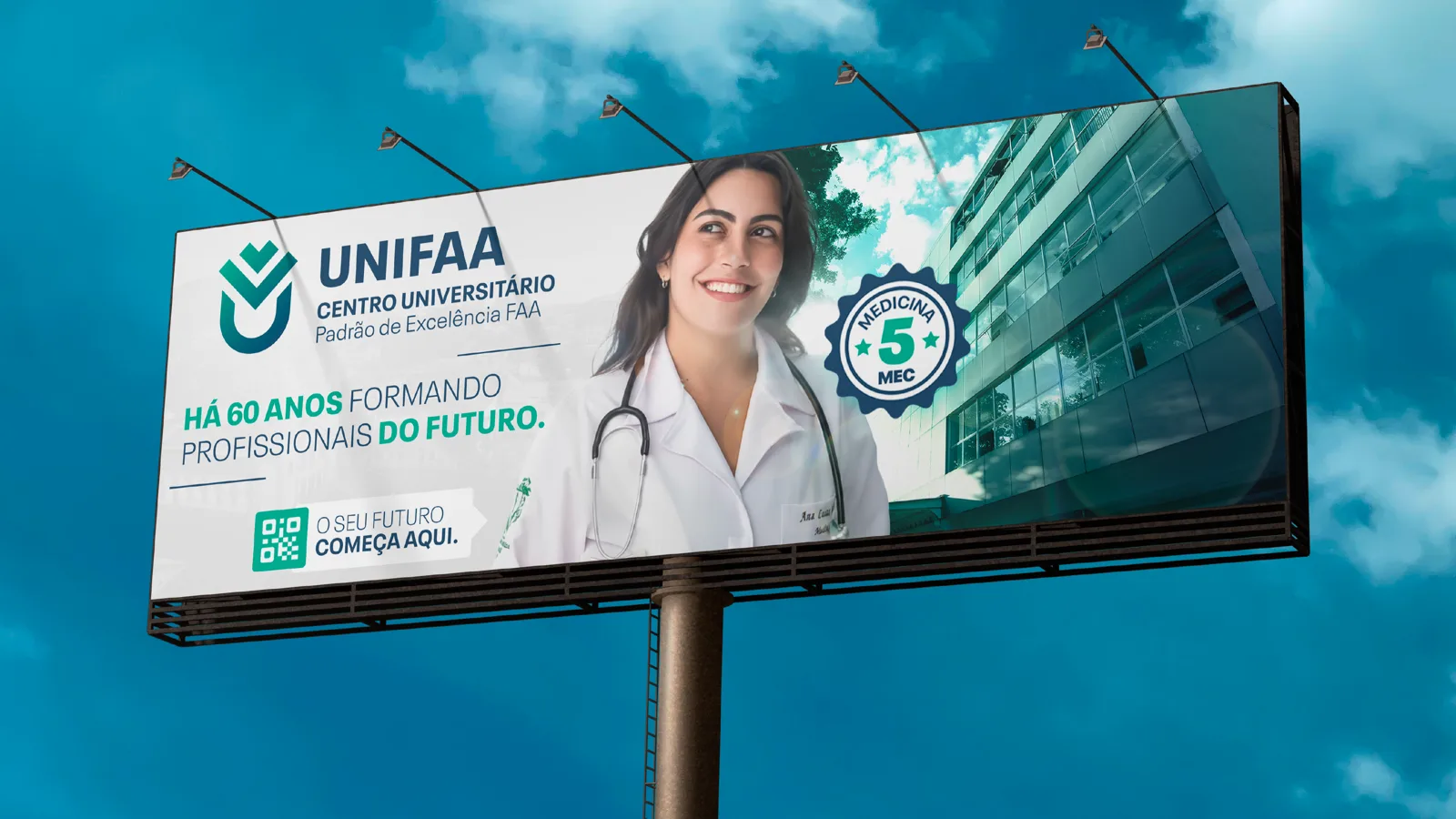 Outdoor do key visual institucional UNIFAA com a médica e a frase Há 60 anos formando profissionais do futuro